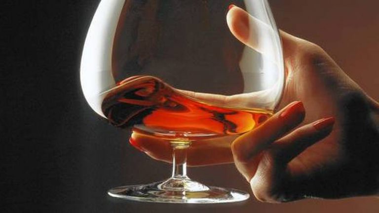 Kina fordobler toldsatserne på whisky, vermouth og brandy