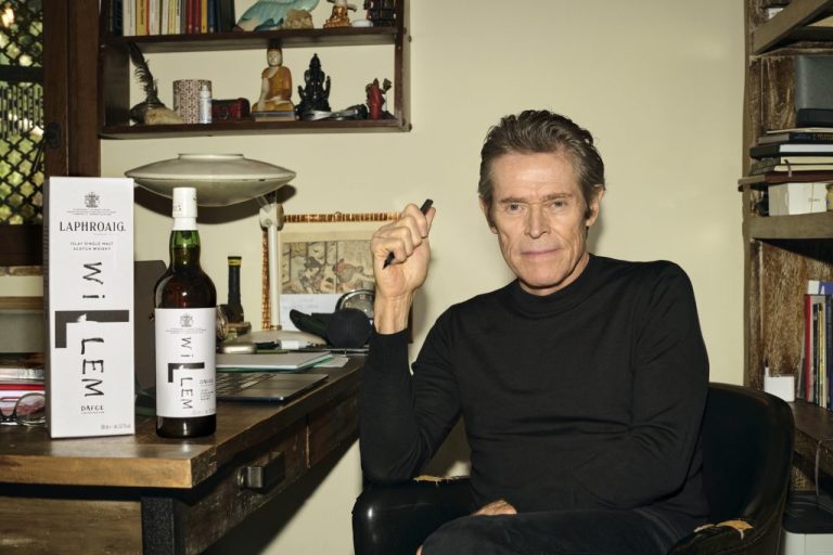Willem Dafoe lancerer limited-edition Laphroaig‑whisky